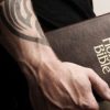 Les tatouages et les percings sur le corps : Que dit la Bible ?